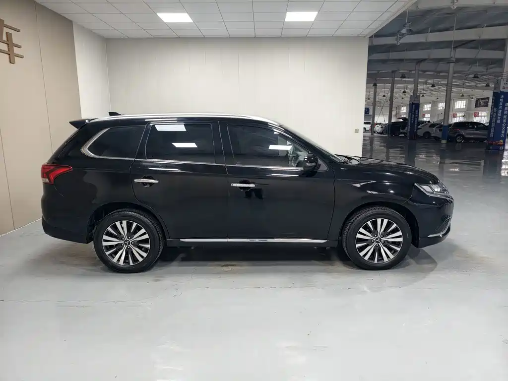 Mitsubishi Outlander — фото 10