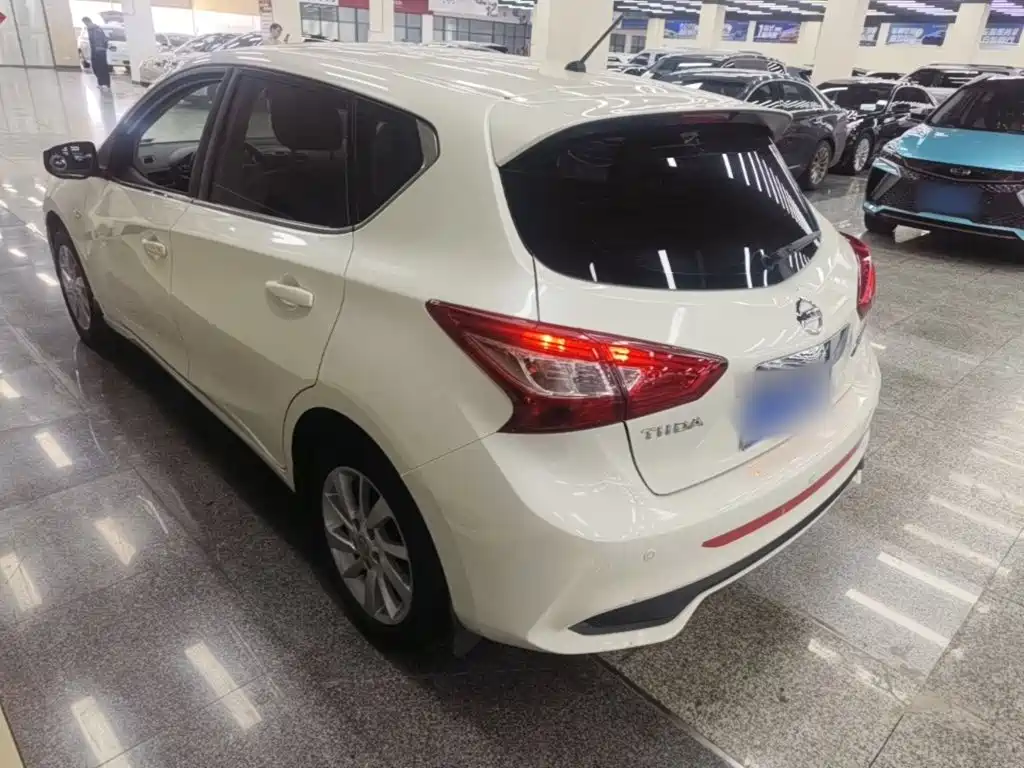 Nissan Tiida — фото 5