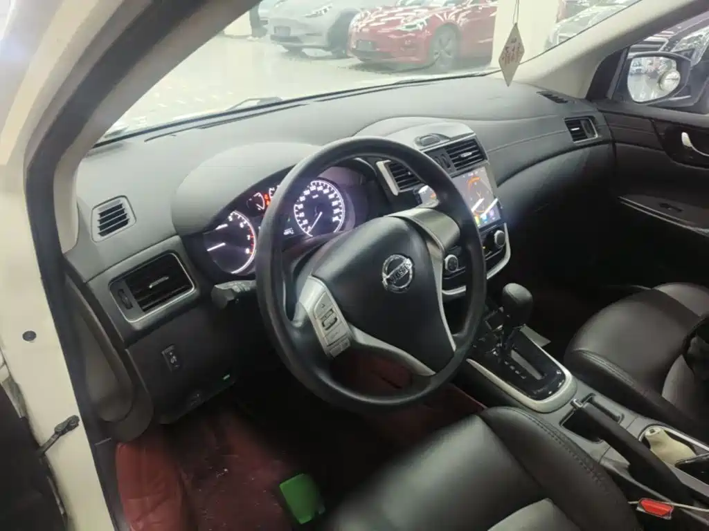 Nissan Tiida — фото 10