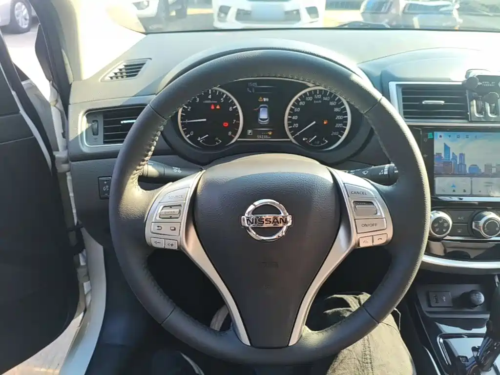 Nissan Tiida — фото 11