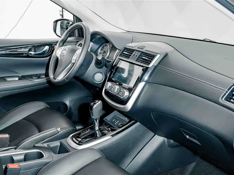 Nissan Tiida — фото 17