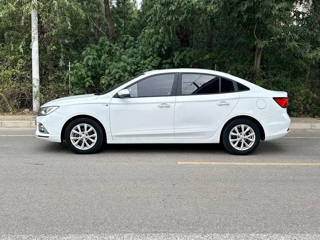 Roewe i5 — фото 2