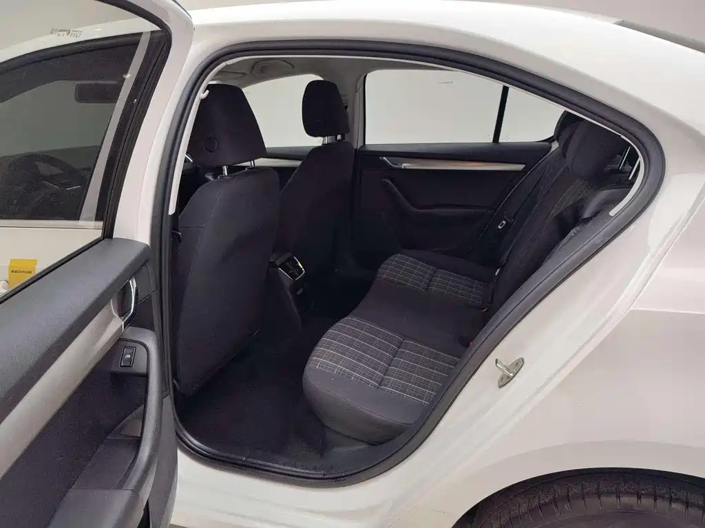 Skoda Octavia — фото 9