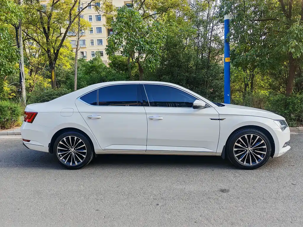 Skoda Superb — фото 4
