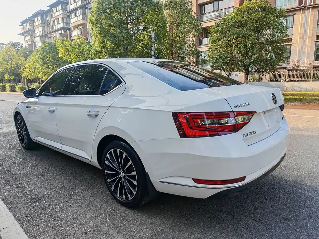 Skoda Superb — фото 8