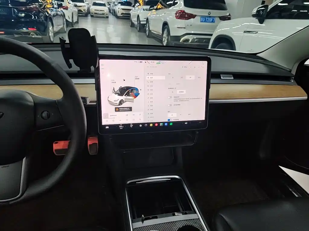 Tesla Model 3 — фото 13