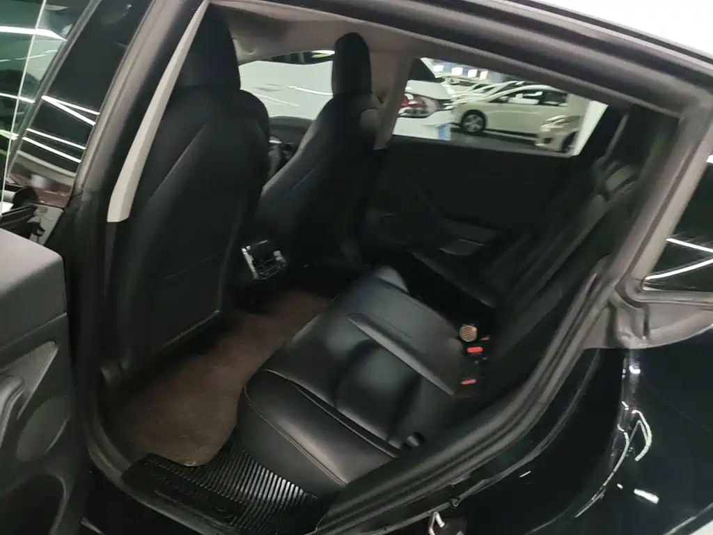 Tesla Model 3 — фото 17