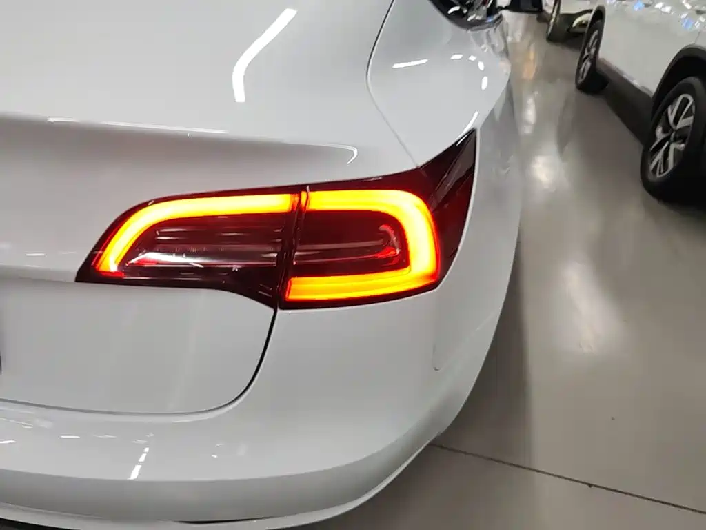 Tesla Model 3 — фото 8