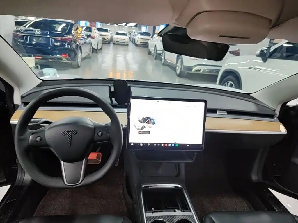 Tesla Model 3 — фото 10