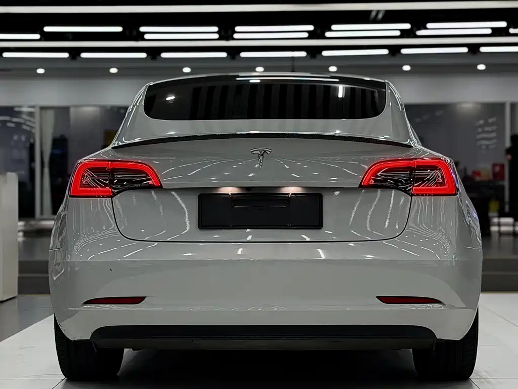 Tesla Model 3 — фото 3