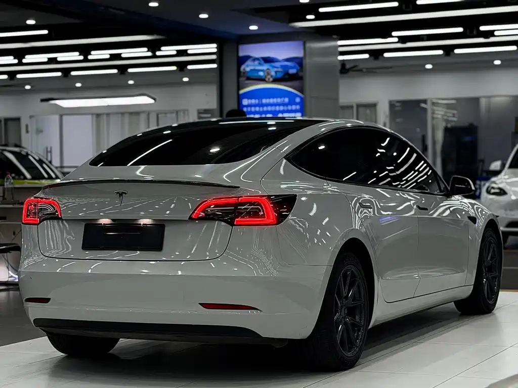 Tesla Model 3 — фото 4