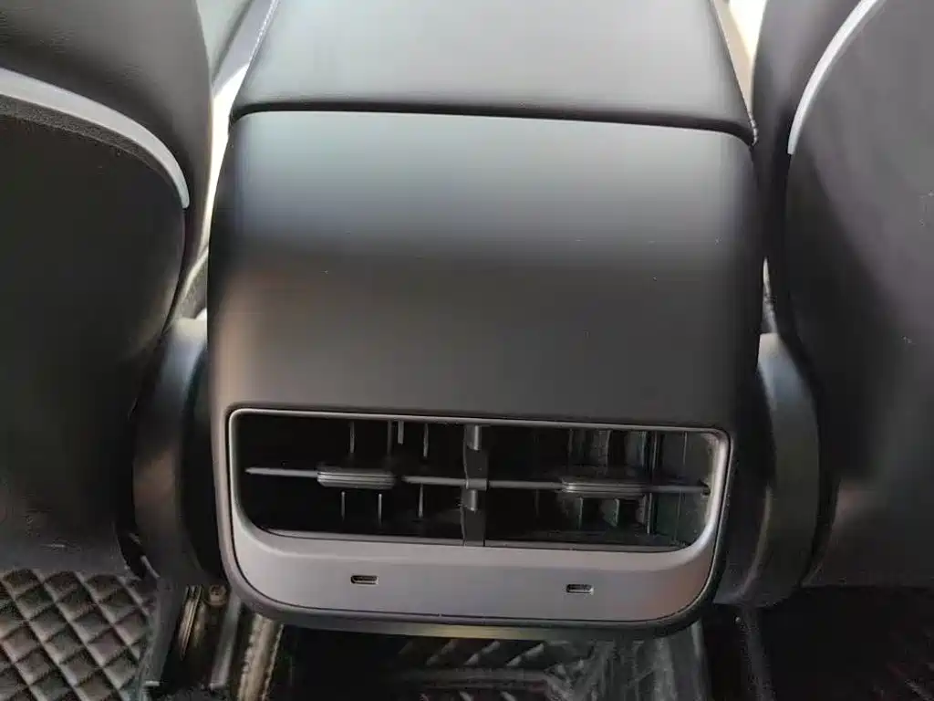 Tesla Model Y — фото 11