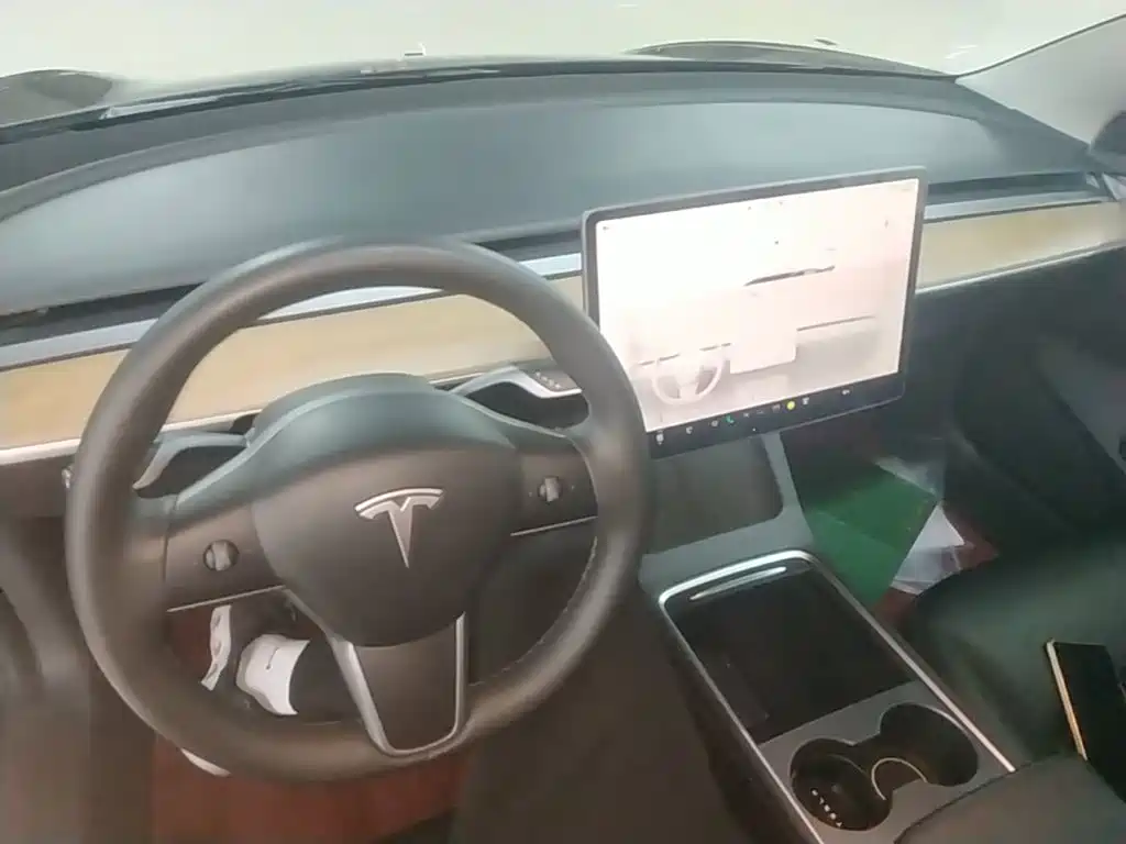 Tesla Model 3 — фото 10