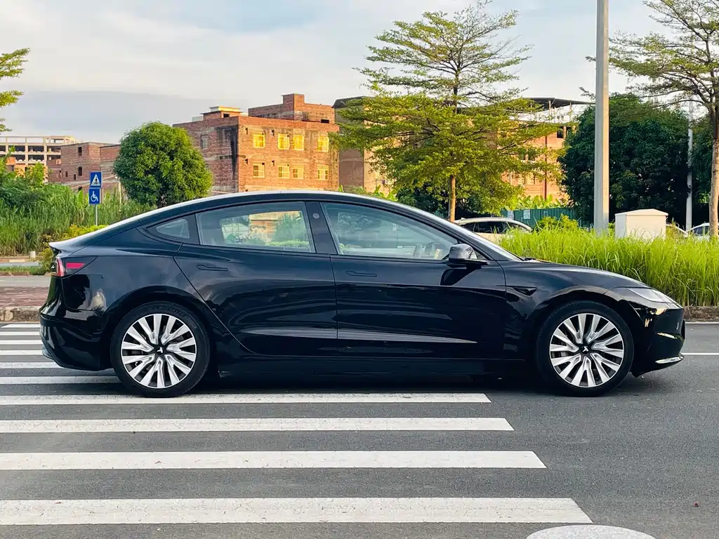 Tesla Model 3 — фото 4