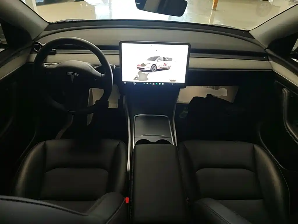 Tesla Model Y — фото 10
