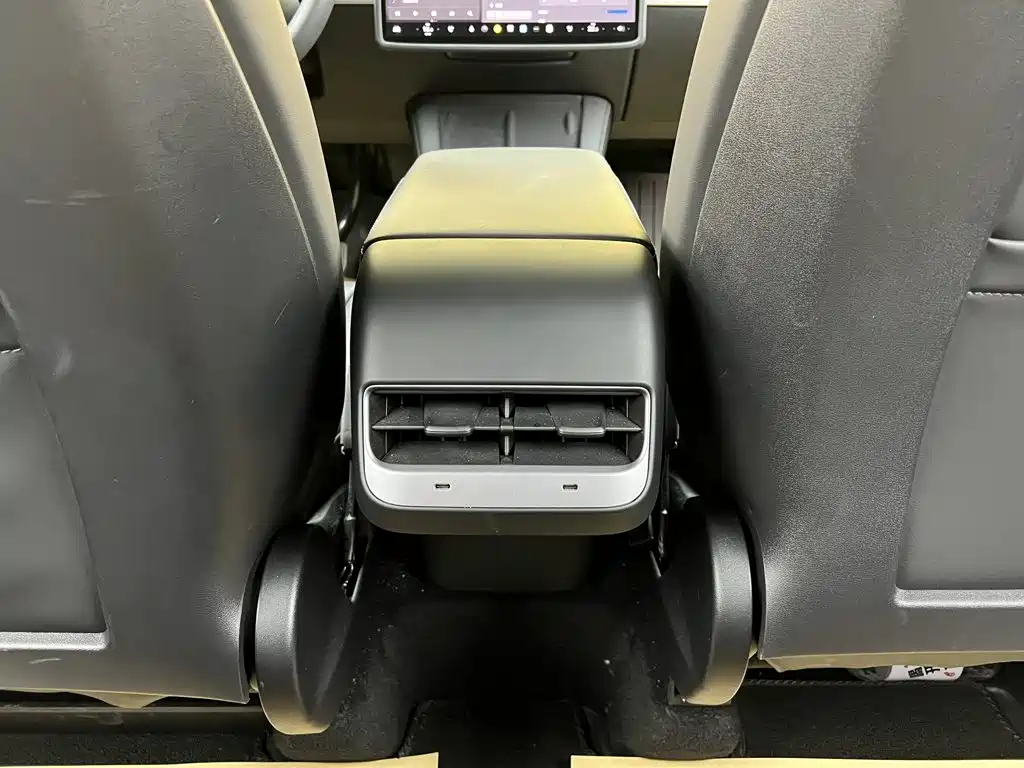 Tesla Model Y — фото 29