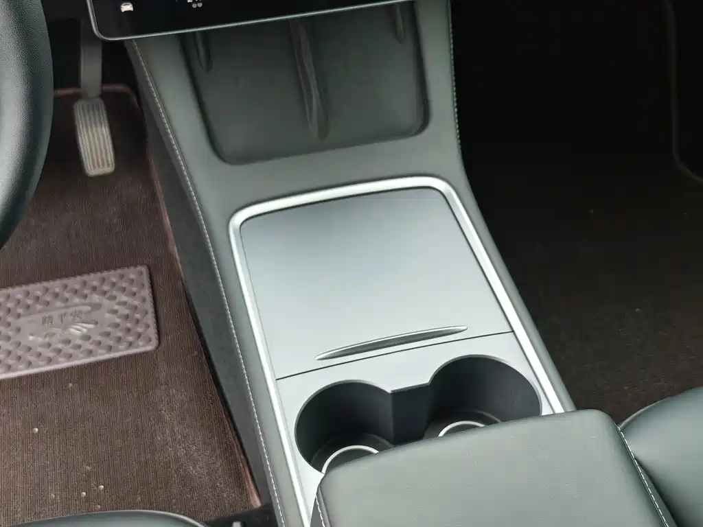 Tesla Model Y — фото 17