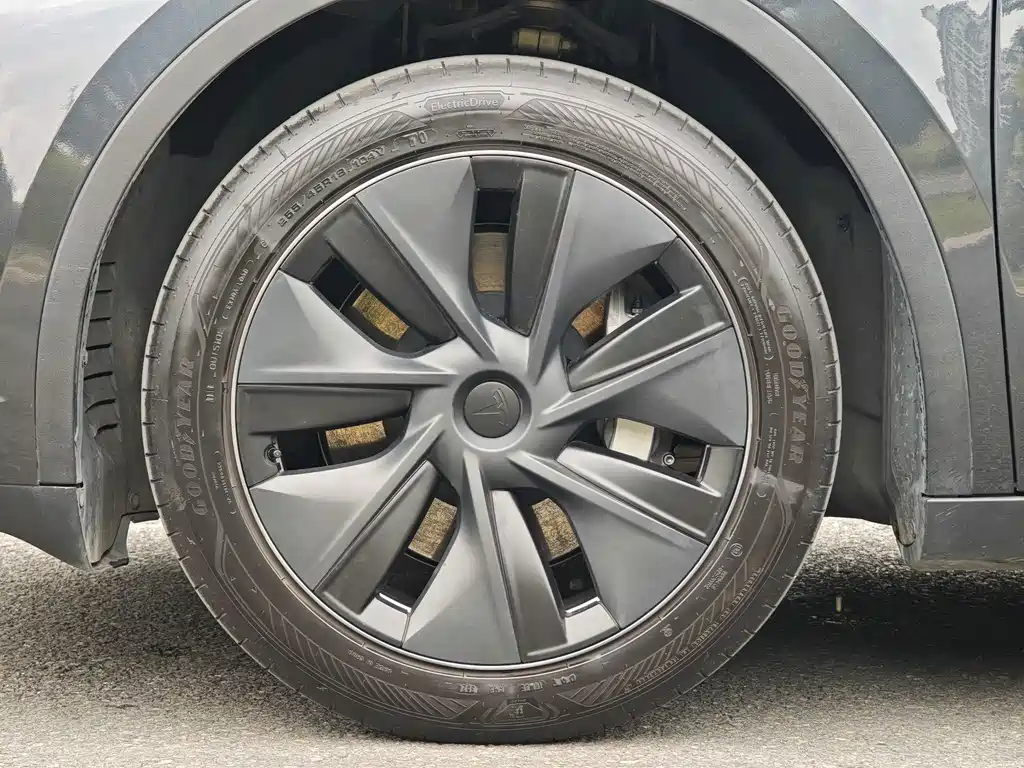Tesla Model Y — фото 8