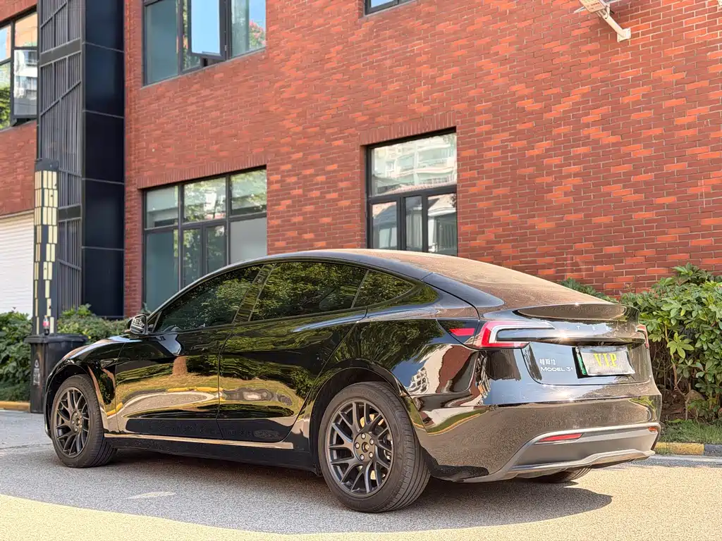 Tesla Model 3 — фото 9