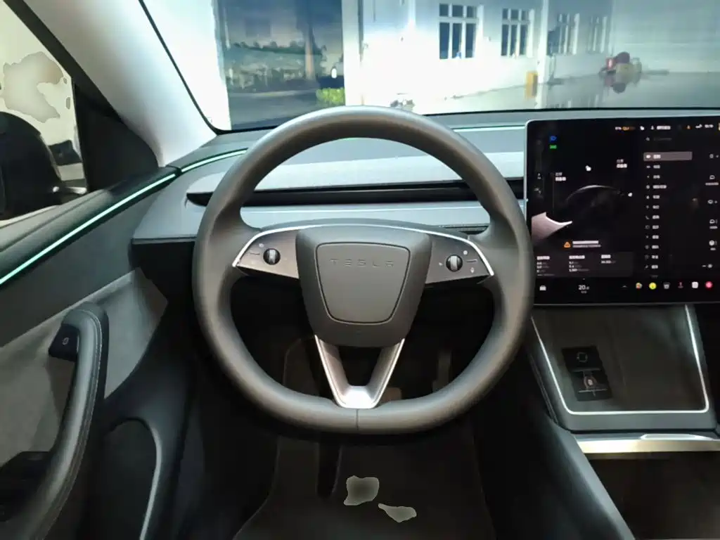 Tesla Model Y — фото 11