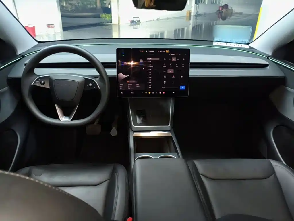 Tesla Model Y — фото 10