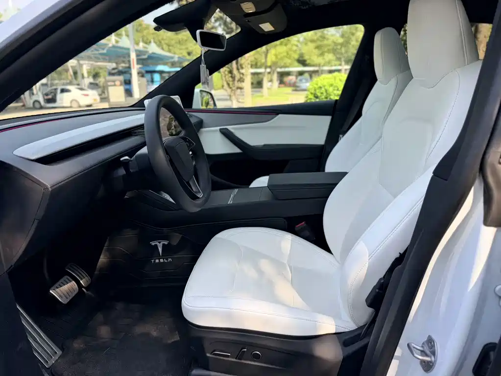 Tesla Model Y — фото 10