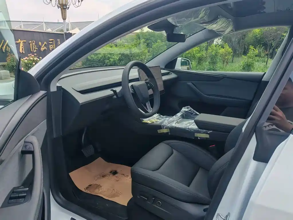 Tesla Model Y — фото 6