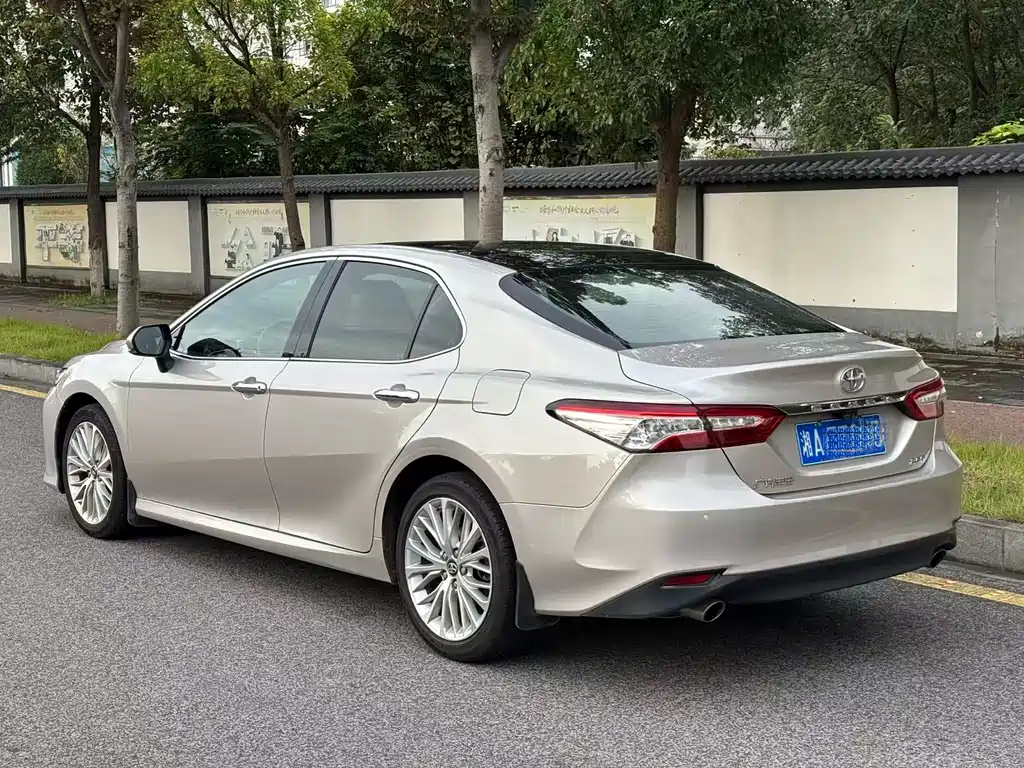 Toyota Camry — фото 3