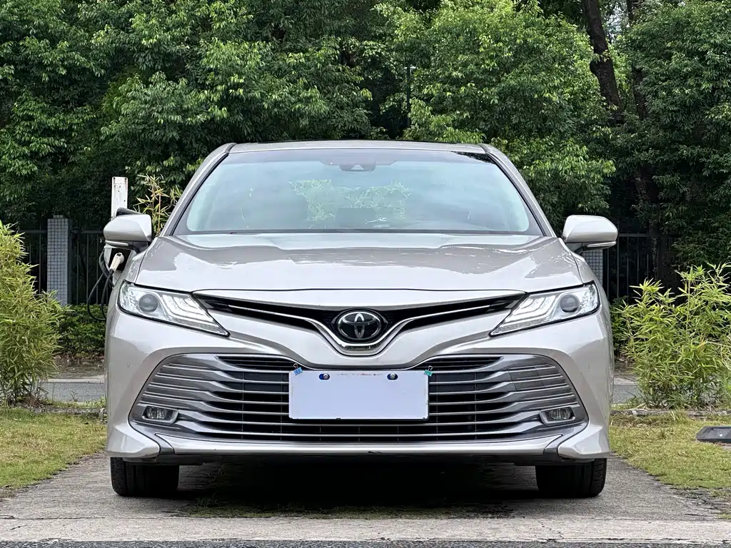 Toyota Camry — фото 2