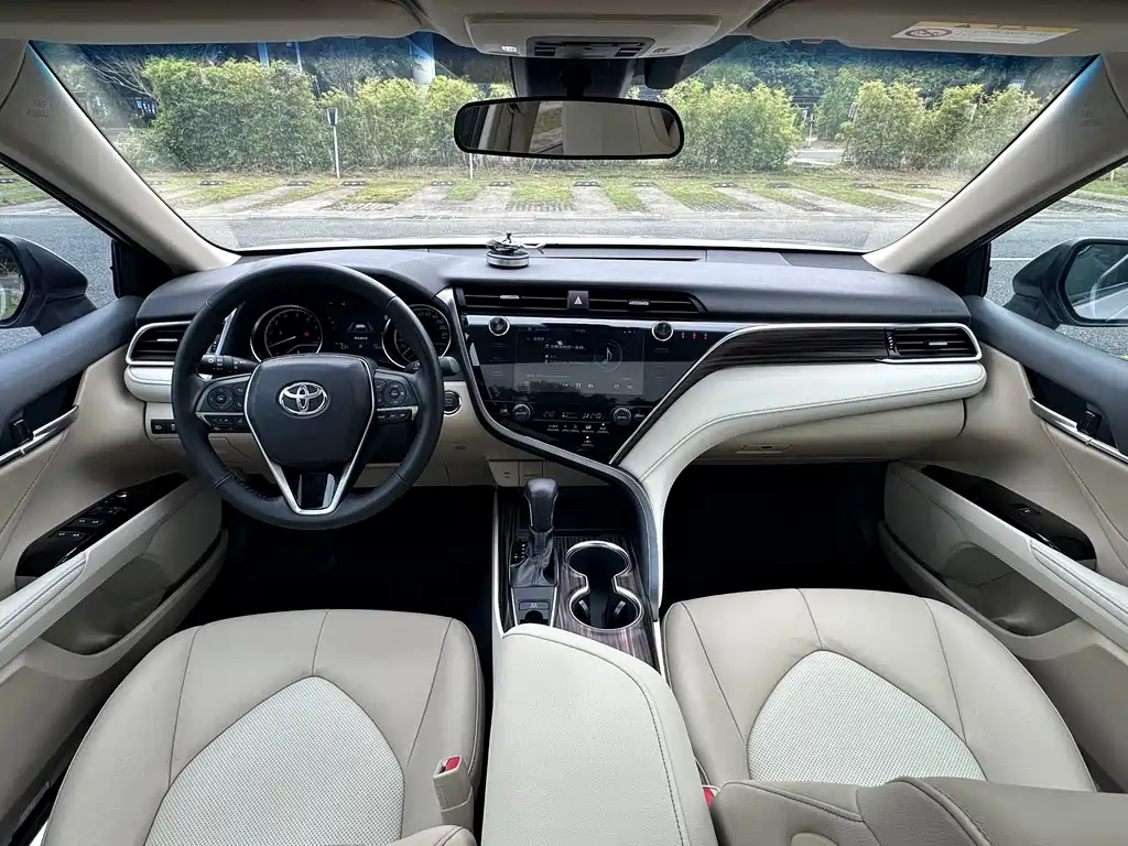 Toyota Camry — фото 14