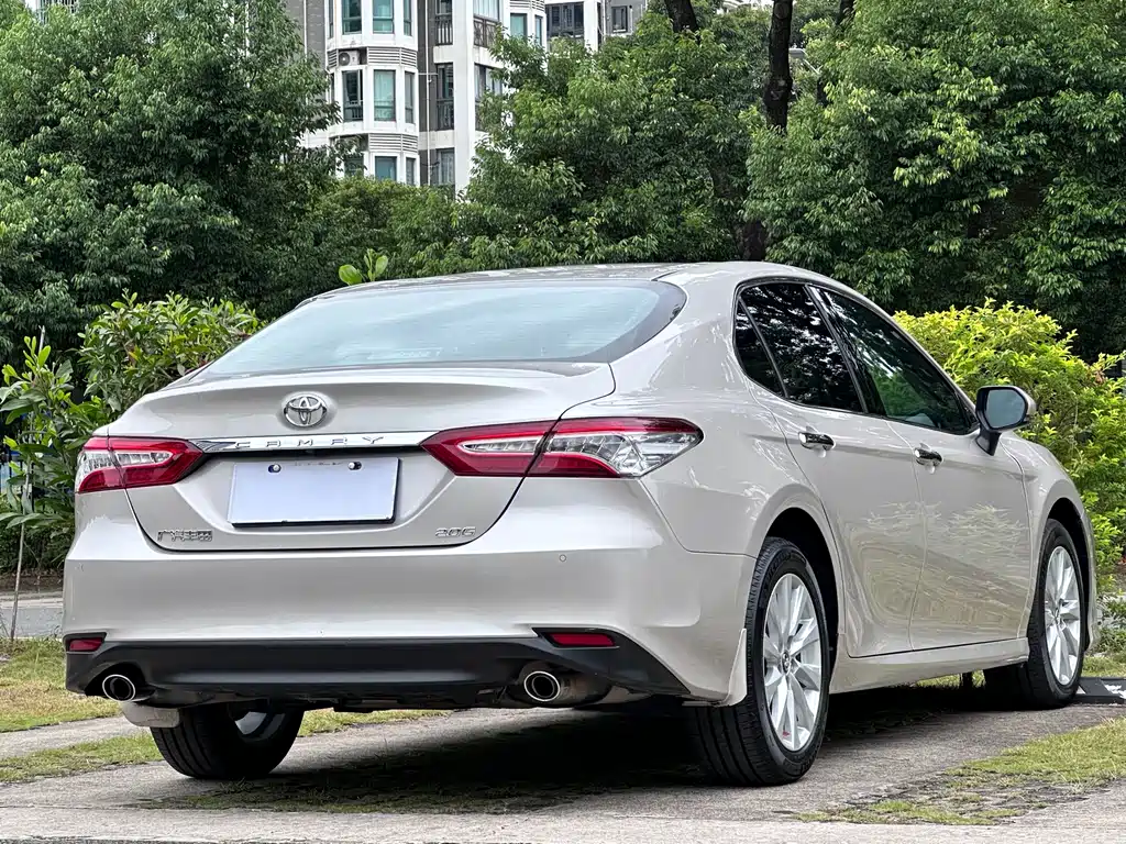 Toyota Camry — фото 19