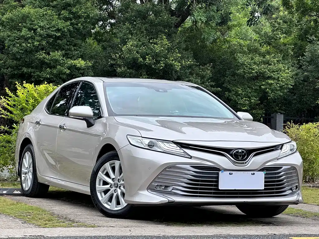 Toyota Camry — фото 3