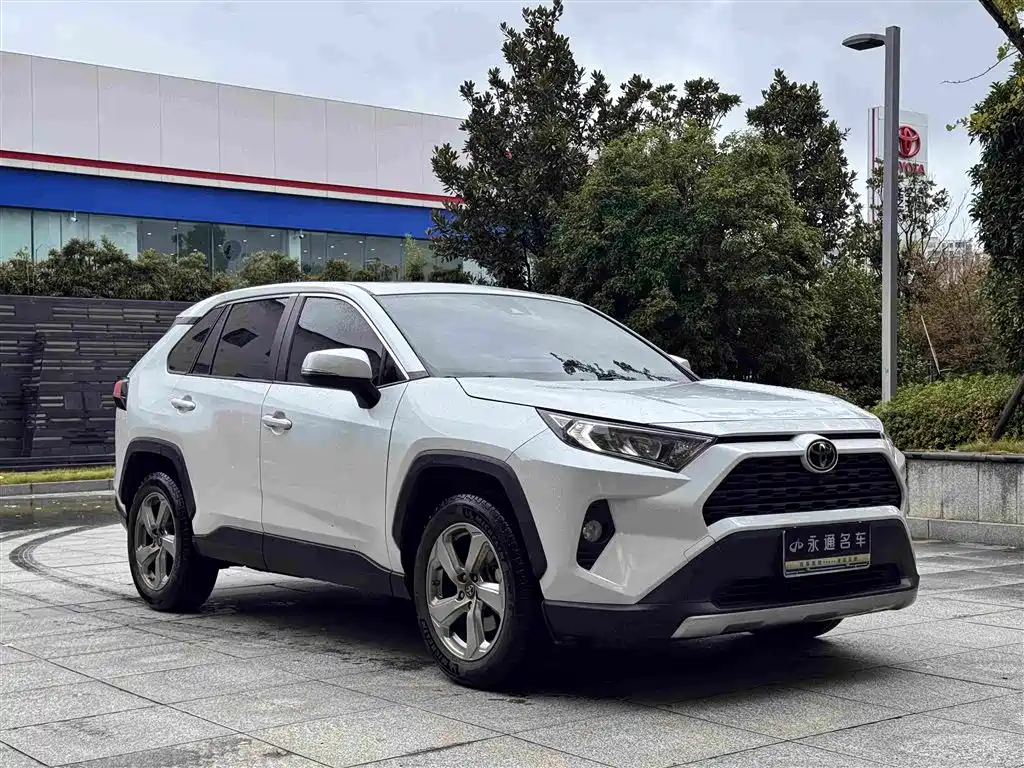 Toyota RAV4 — фото 3