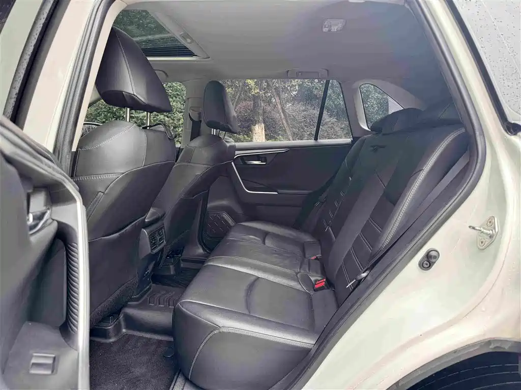 Toyota RAV4 — фото 6