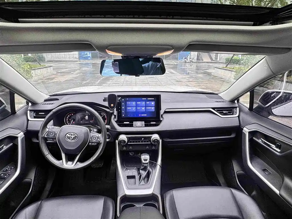 Toyota RAV4 — фото 7