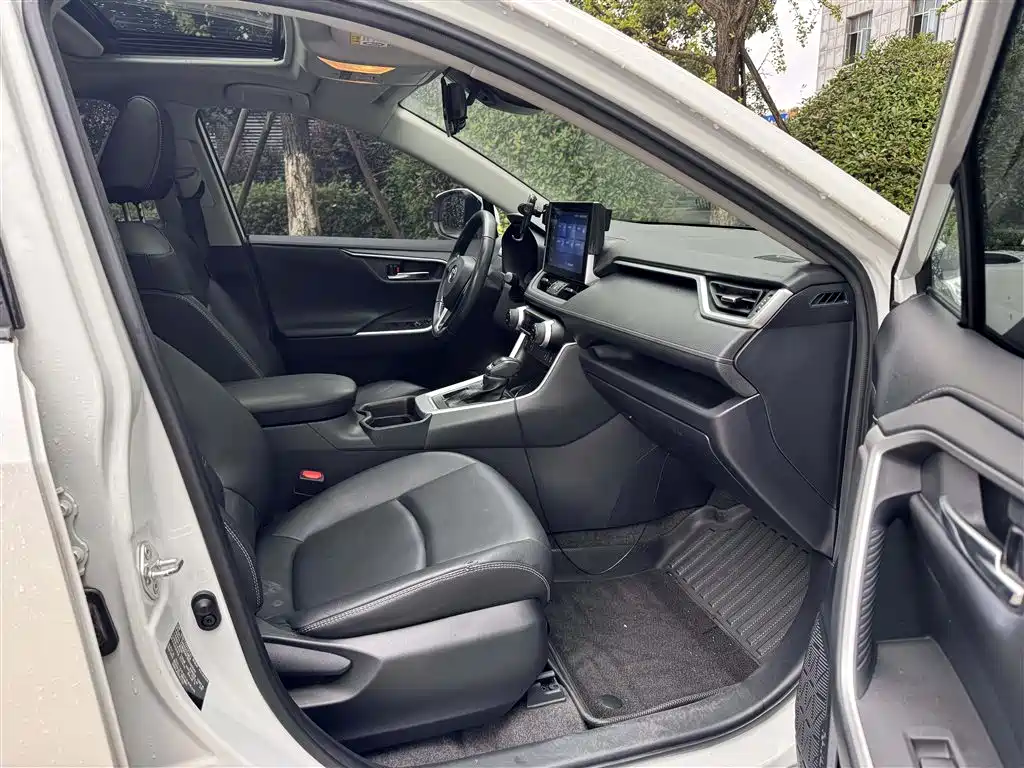 Toyota RAV4 — фото 8