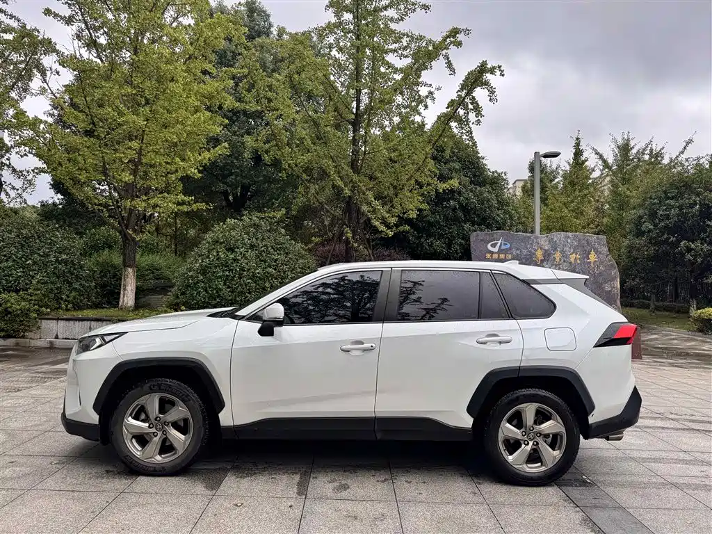 Toyota RAV4 — фото 9