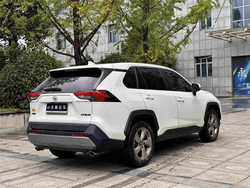 Toyota RAV4 — фото 10
