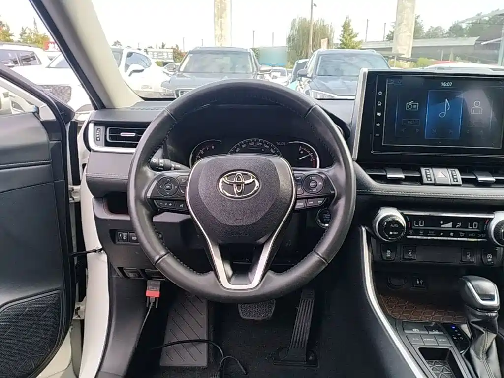 Toyota RAV4 — фото 11