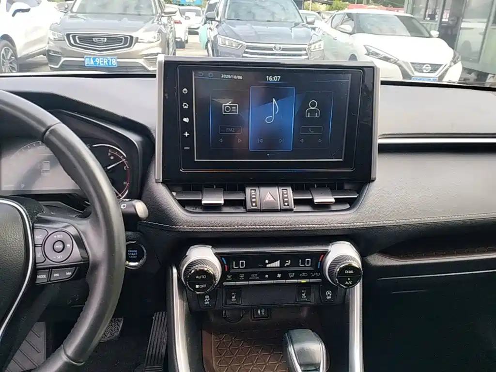 Toyota RAV4 — фото 13