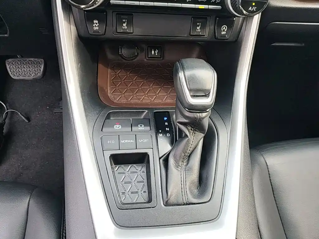 Toyota RAV4 — фото 14