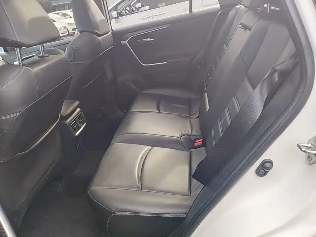 Toyota RAV4 — фото 17