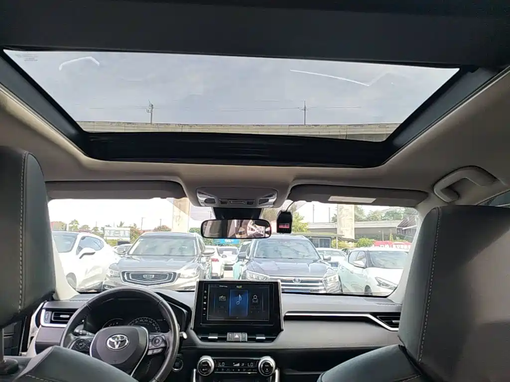 Toyota RAV4 — фото 18