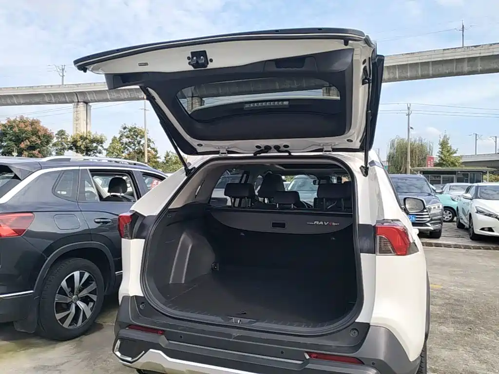 Toyota RAV4 — фото 19