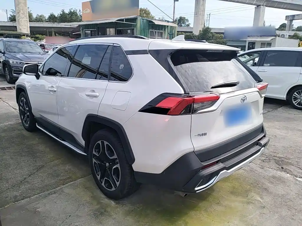 Toyota RAV4 — фото 5