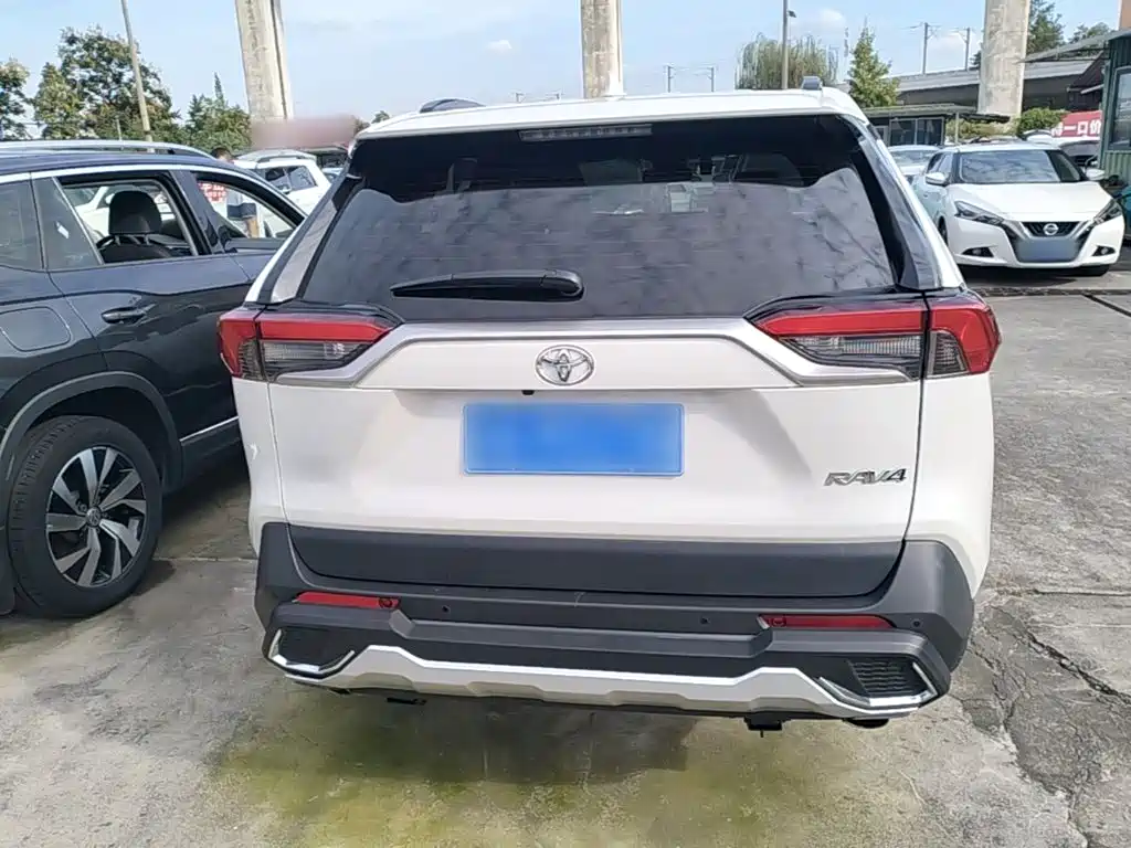 Toyota RAV4 — фото 6