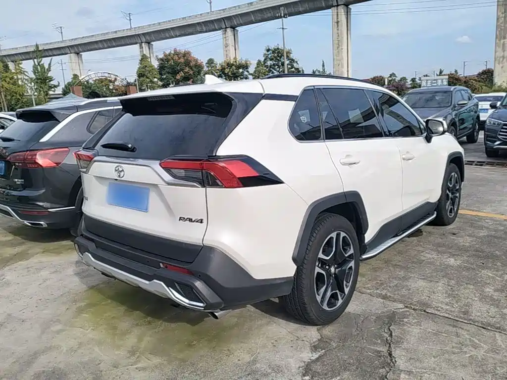 Toyota RAV4 — фото 7