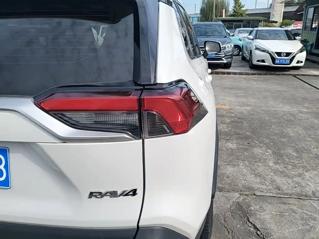 Toyota RAV4 — фото 8