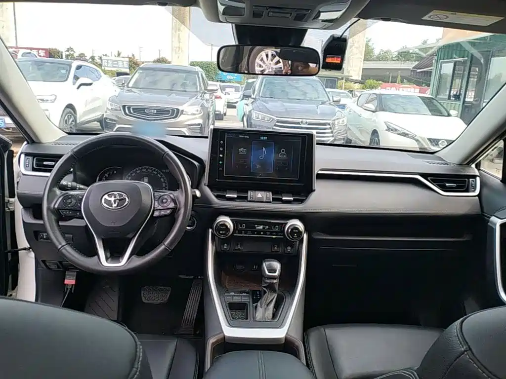 Toyota RAV4 — фото 10