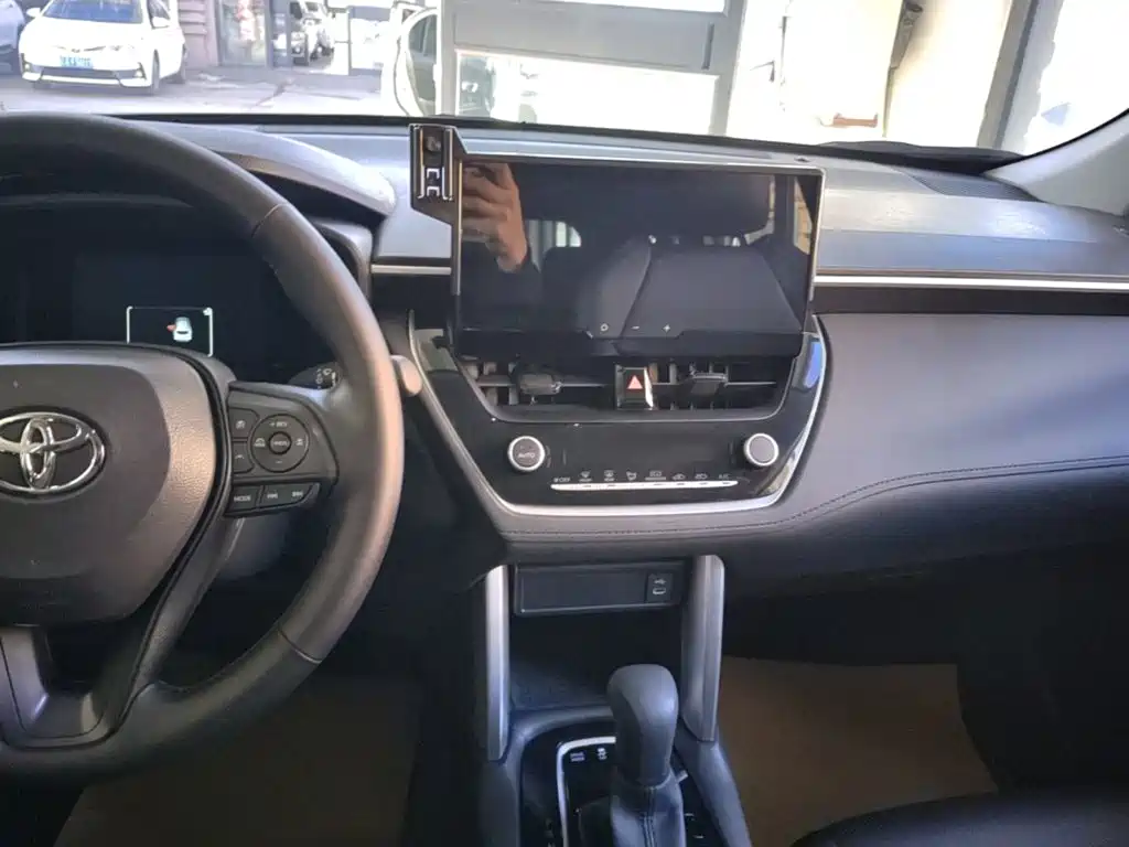 Toyota Corolla Cross — фото 13